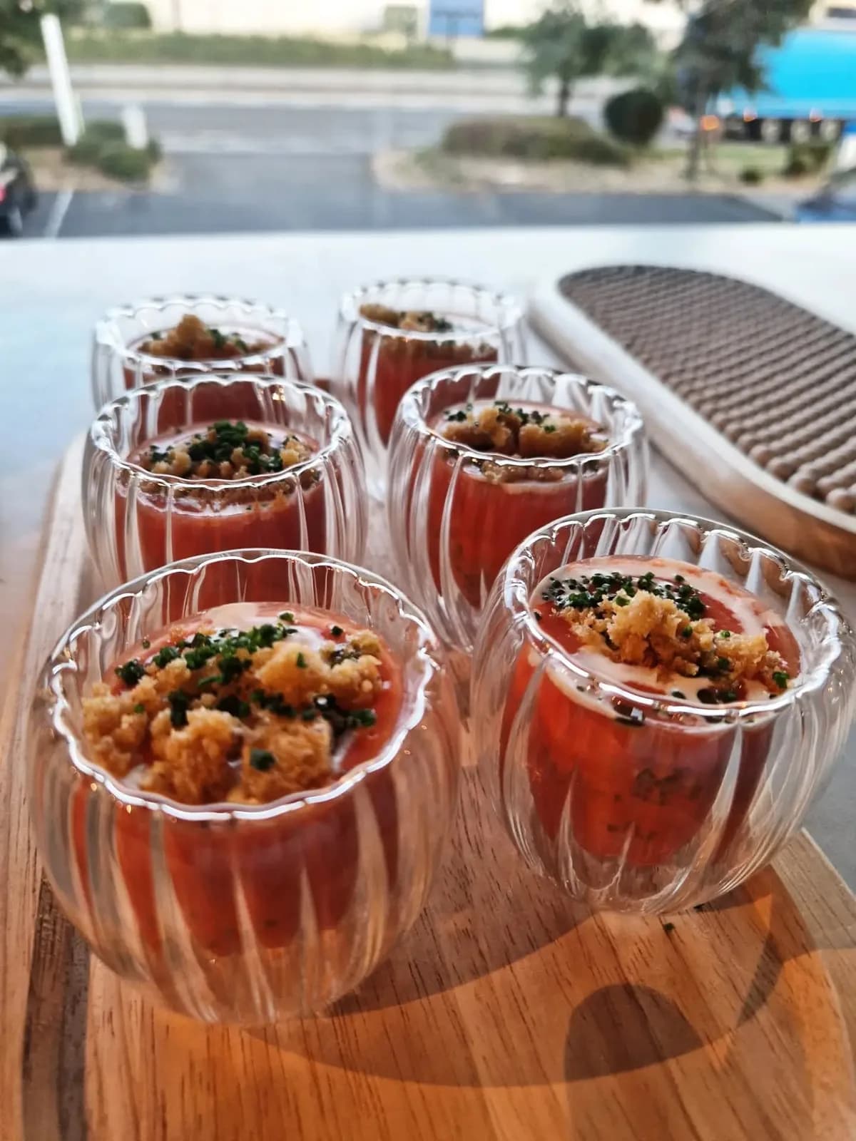 Amuse-bouche servis dans des verres à côtes, au crabe et au caviar