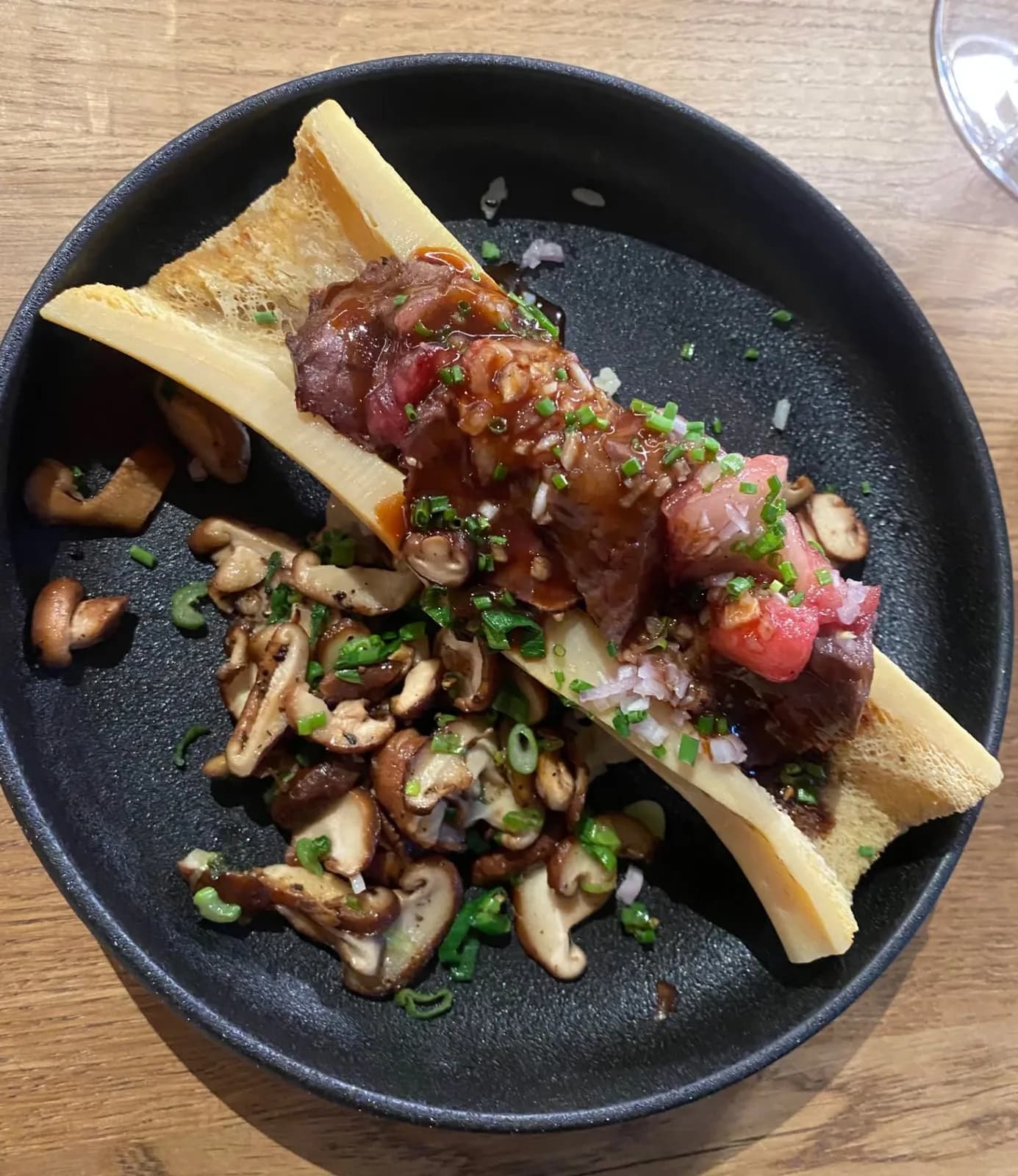 Os à moelle servi avec tartare de bœuf et champignons