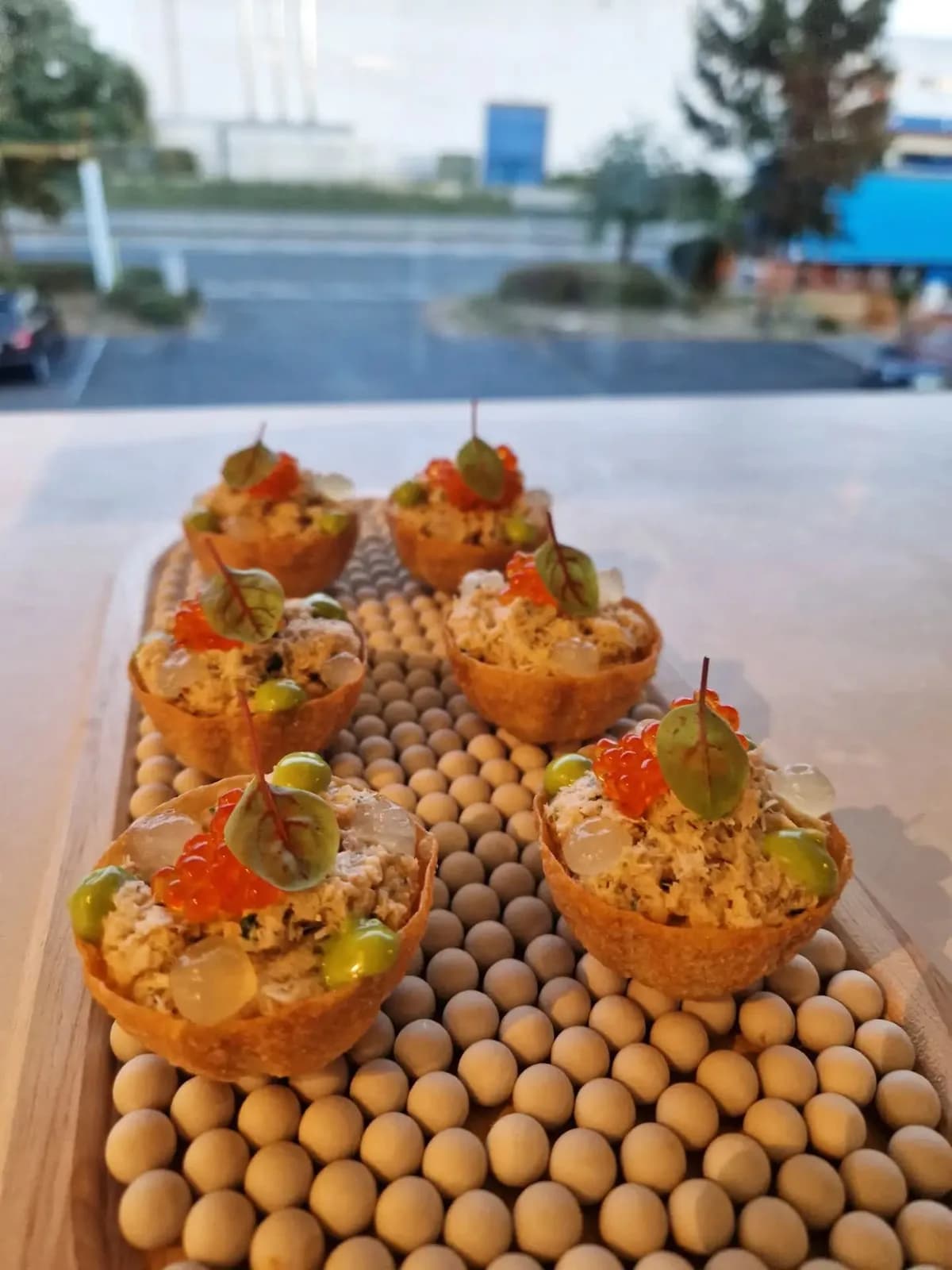 Tartelettes garnies d'œufs de poisson et d'herbes sur un plateau