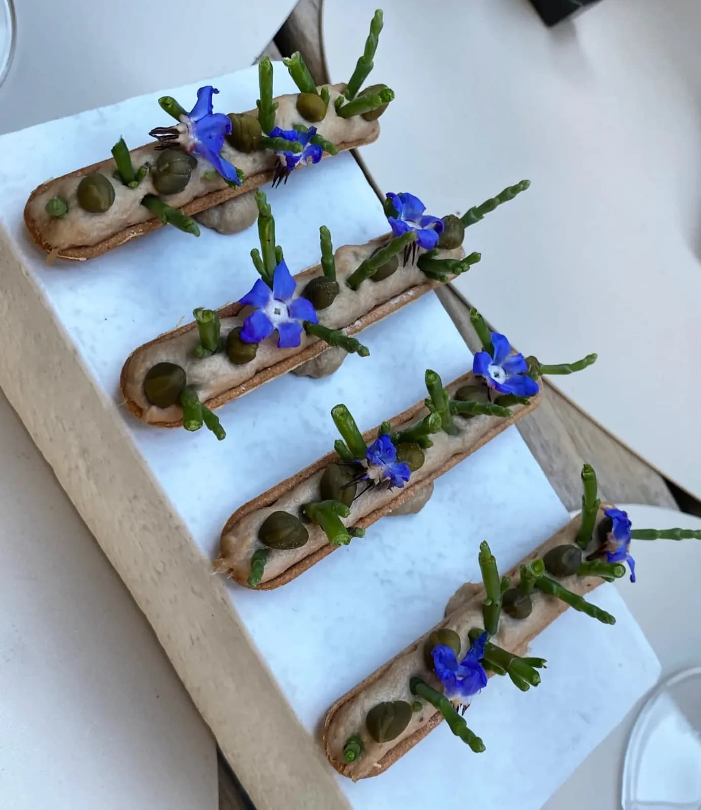 Canapés garnis d'herbes et de fleurs de bourrache