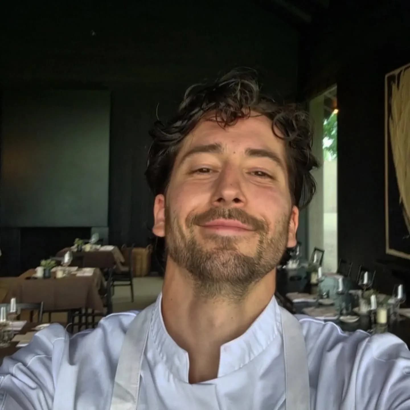 Le chef Cem Comak en salle avant le service