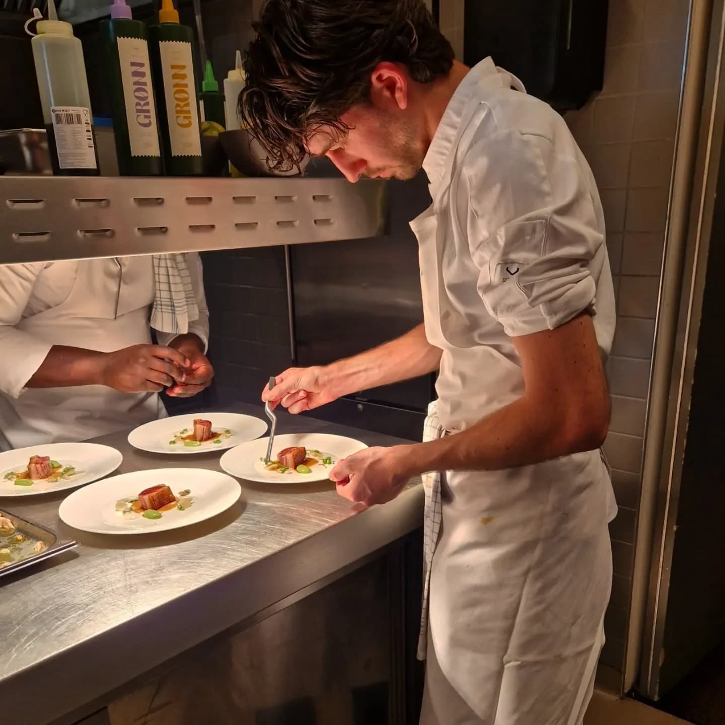 Le chef Cem Comak dresse un plat en cuisine