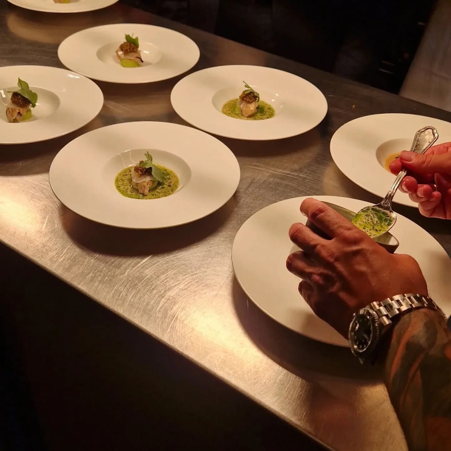 De petites assiettes finalisées côte à côte pendant le service