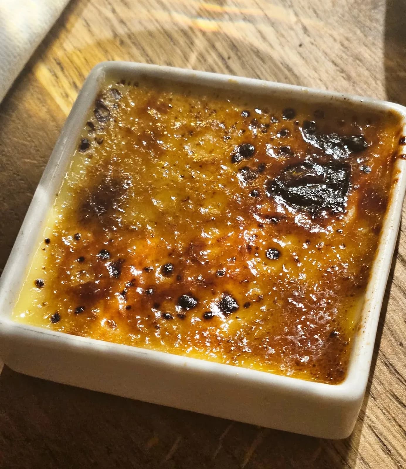 Crème brûlée caramélisée dans un plat carré