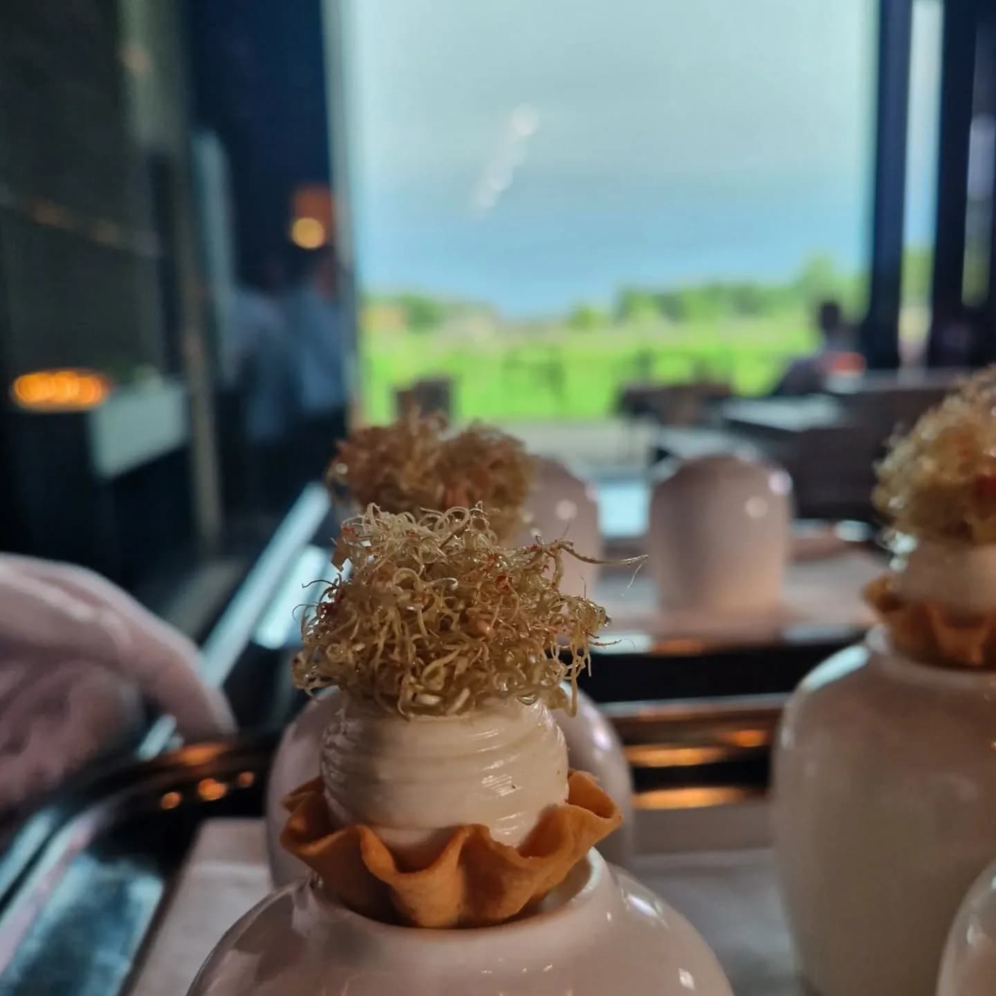 Un dessert servi en pot de céramique, dessus croustillant