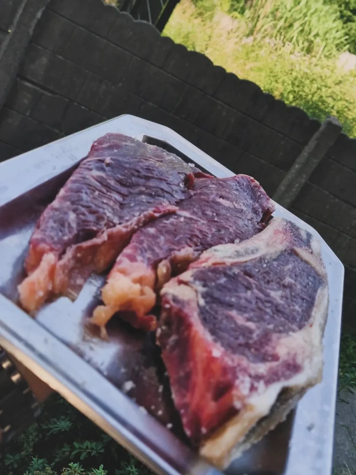 Côtes de bœuf maturées sur la planche avant cuisson