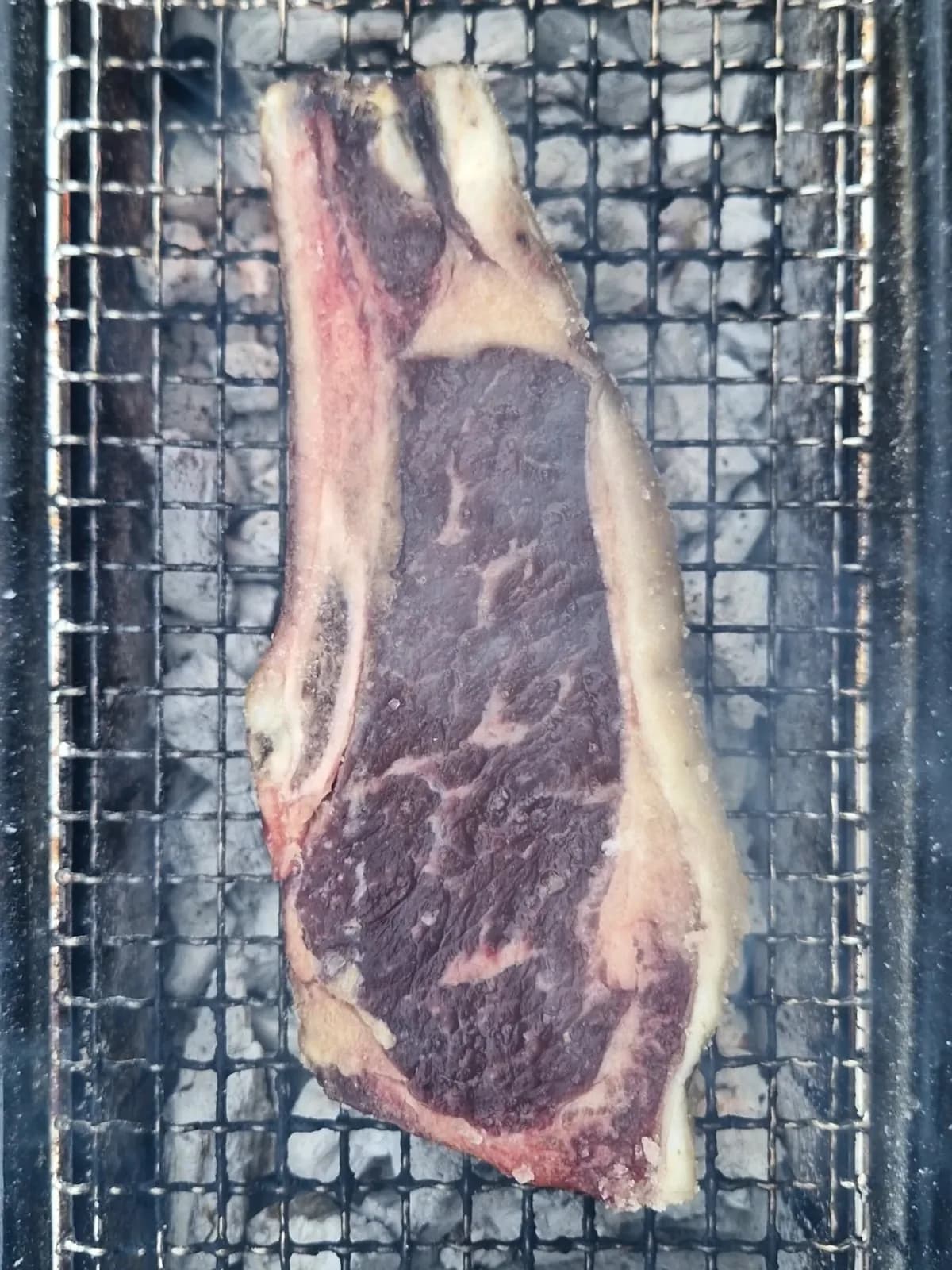 Une côte de bœuf maturée sur la grille