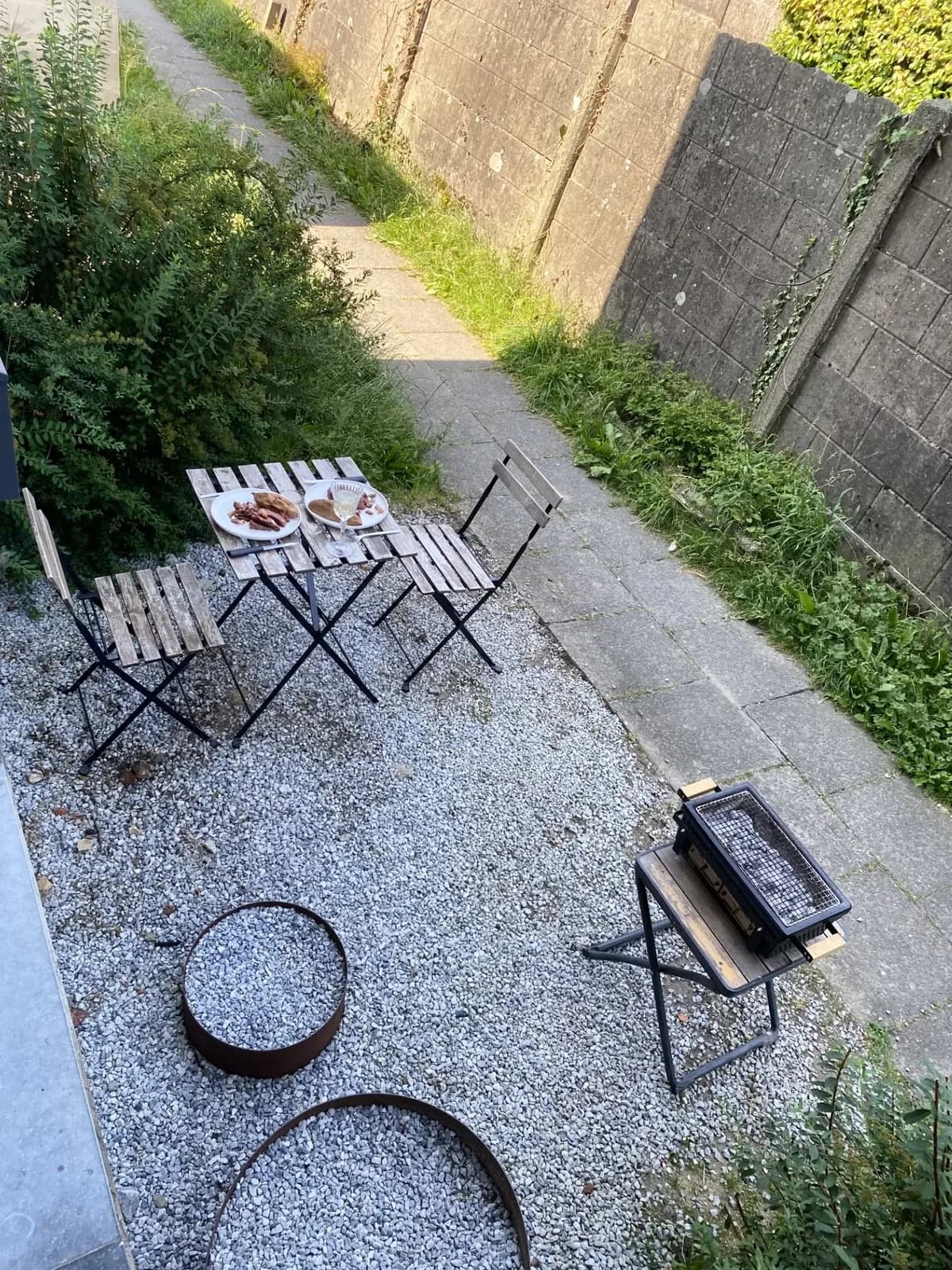 Table de jardin et gril portatif installés pour un service en extérieur