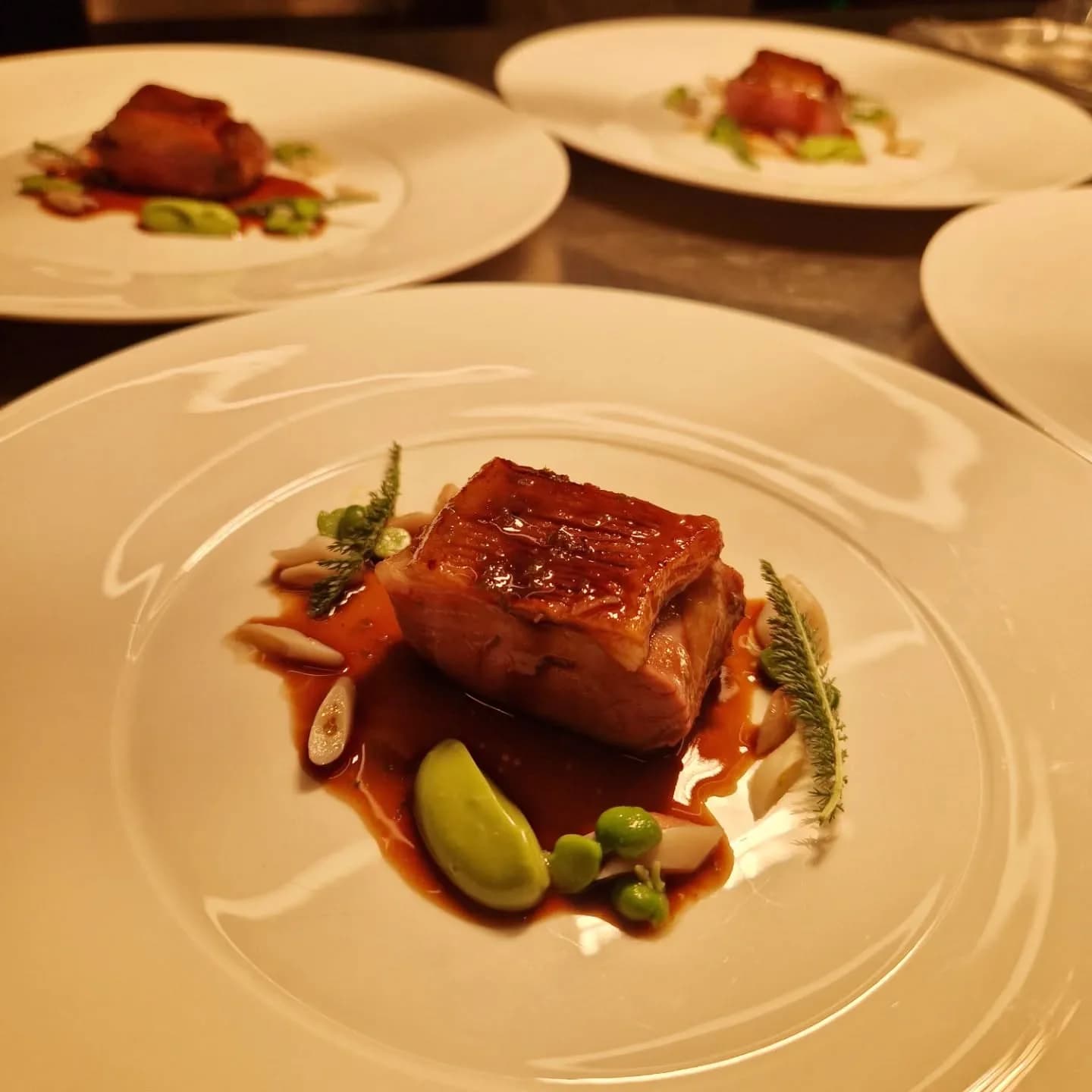 Poitrine de porc laquée, jus et légumes