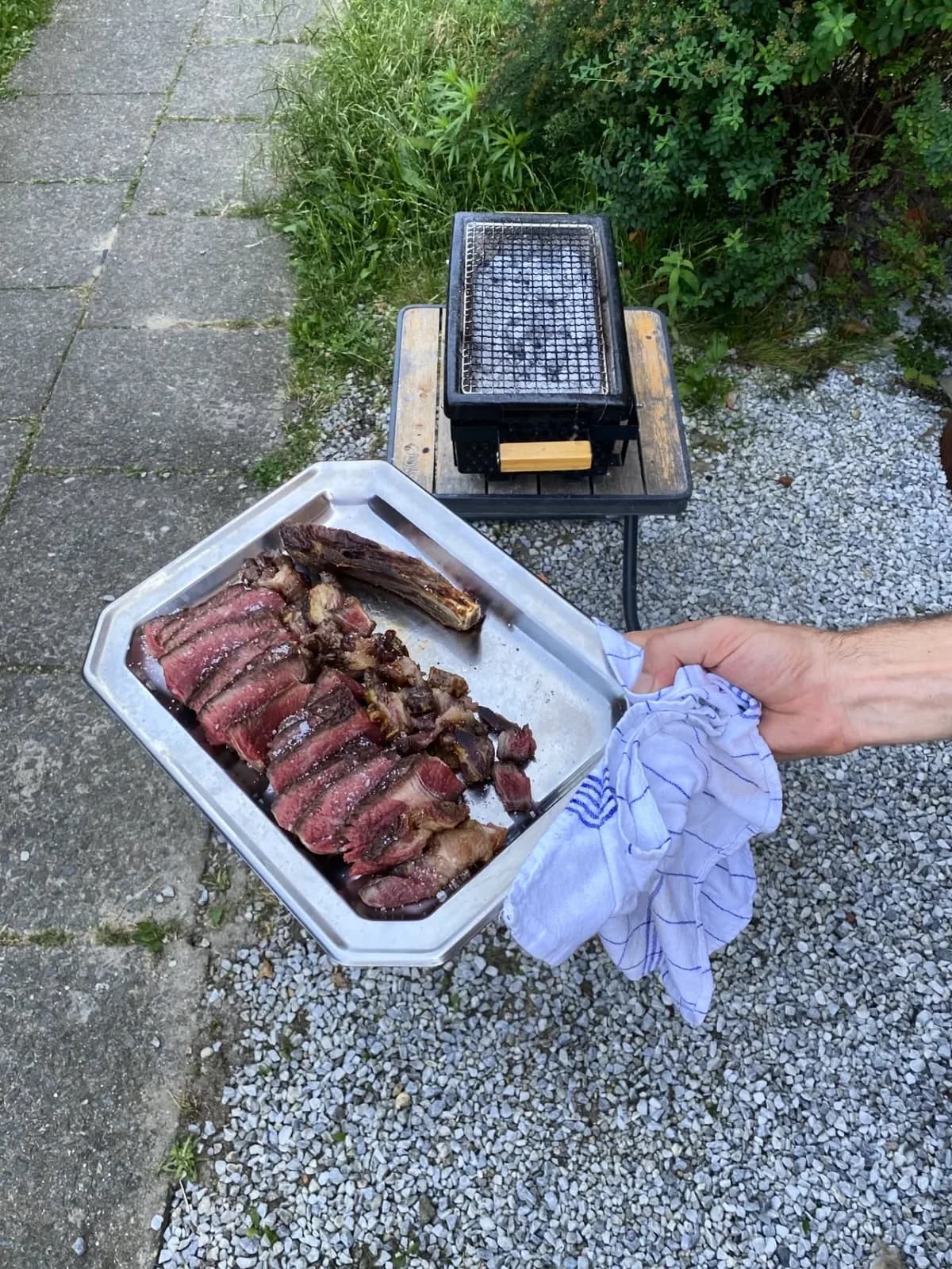 Bœuf tranché emporté depuis le gril extérieur