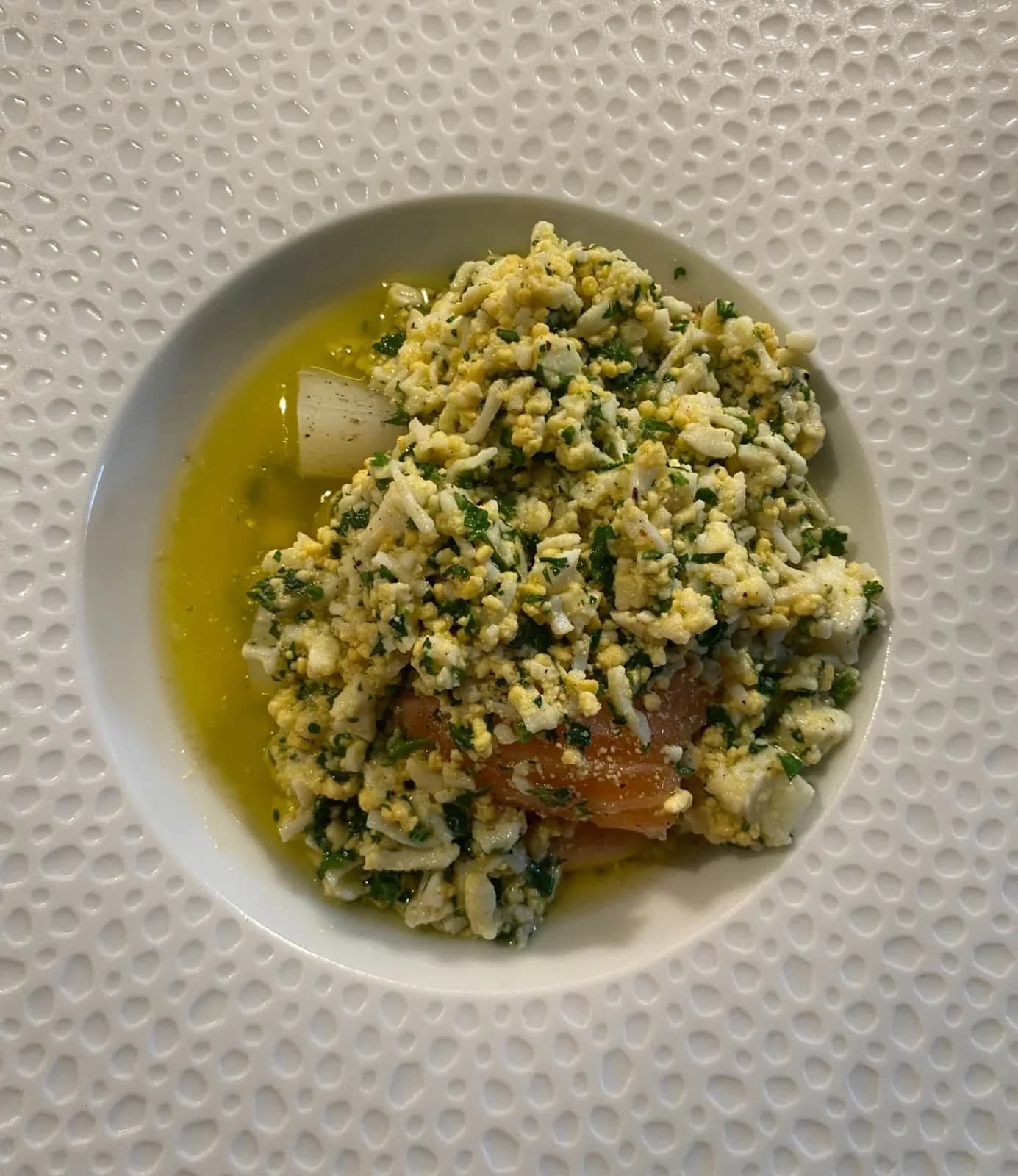Un plat aux herbes et câpres, à l'huile d'olive