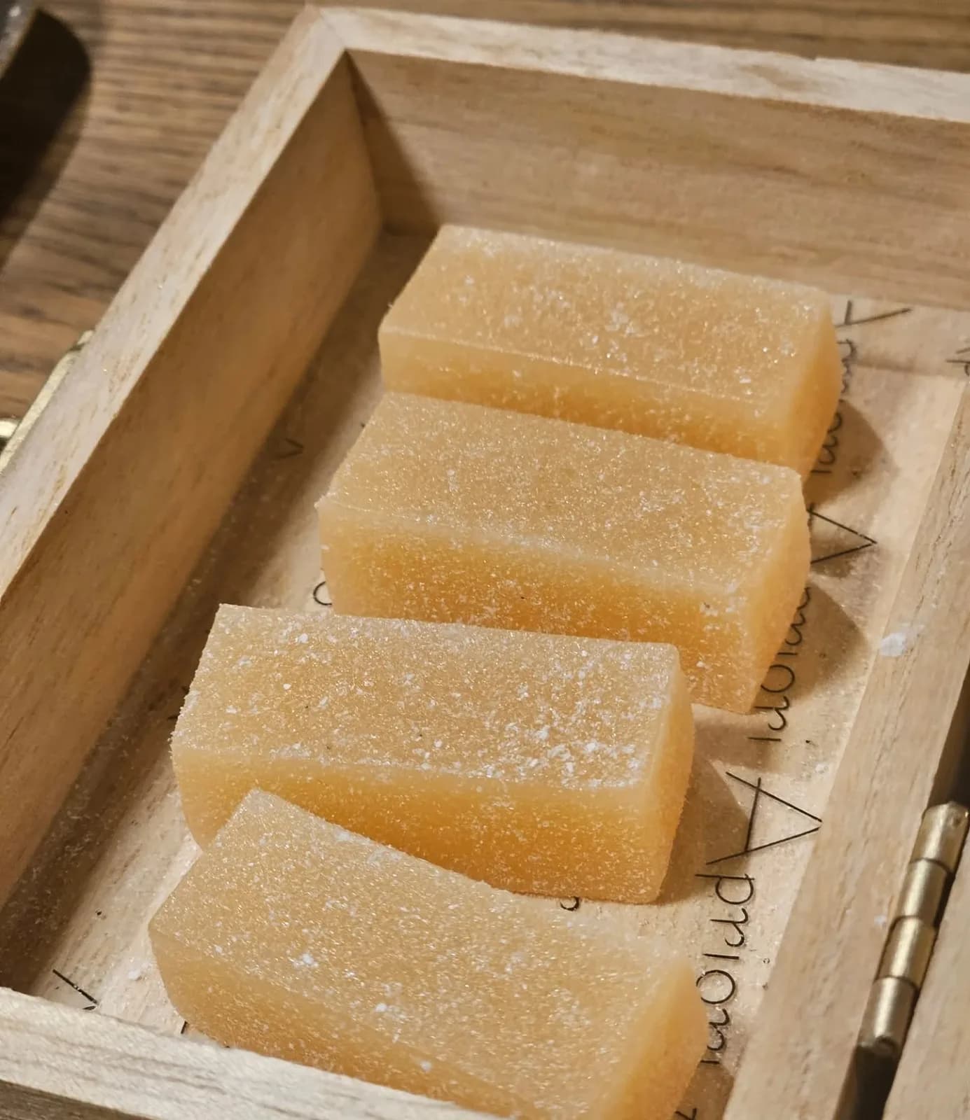 Pâtes de fruits alignées sur une planche en bois