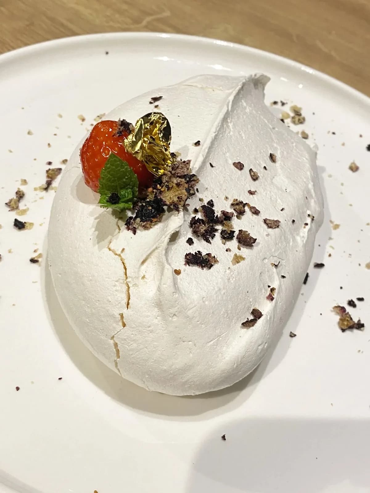 Un dessert meringué dressé pour le service