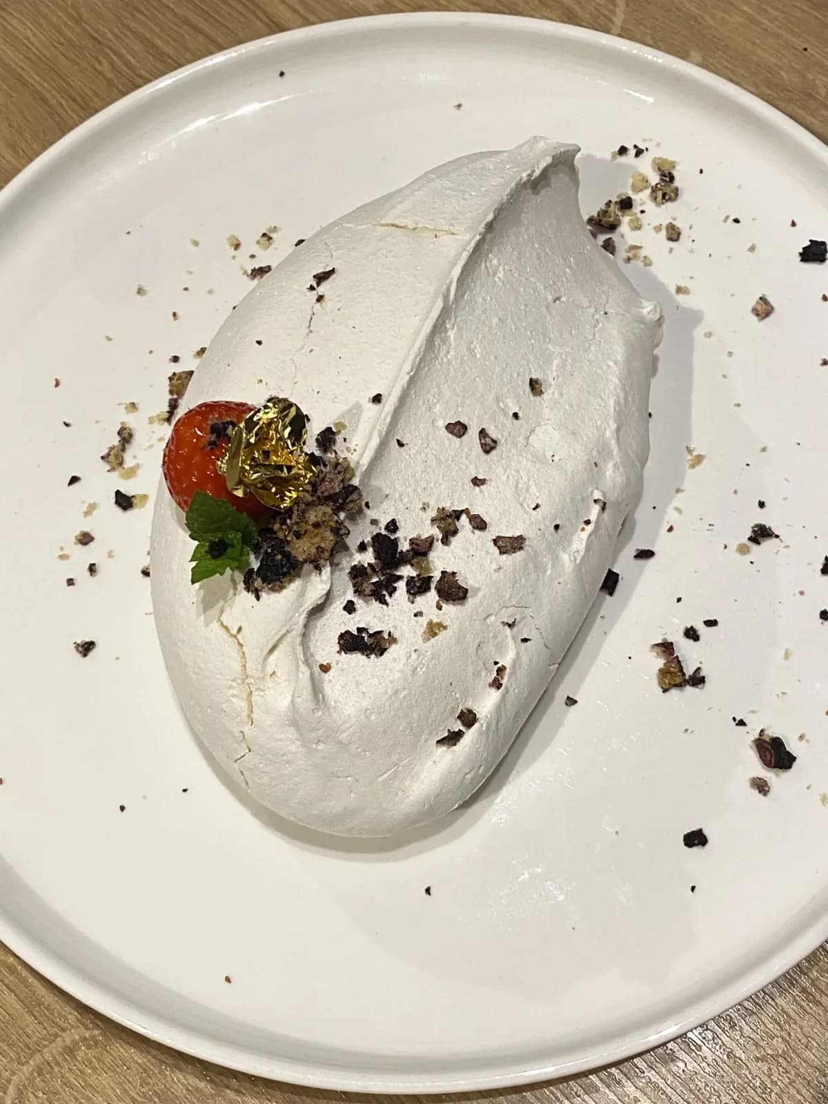 Un dessert meringué parsemé de truffe