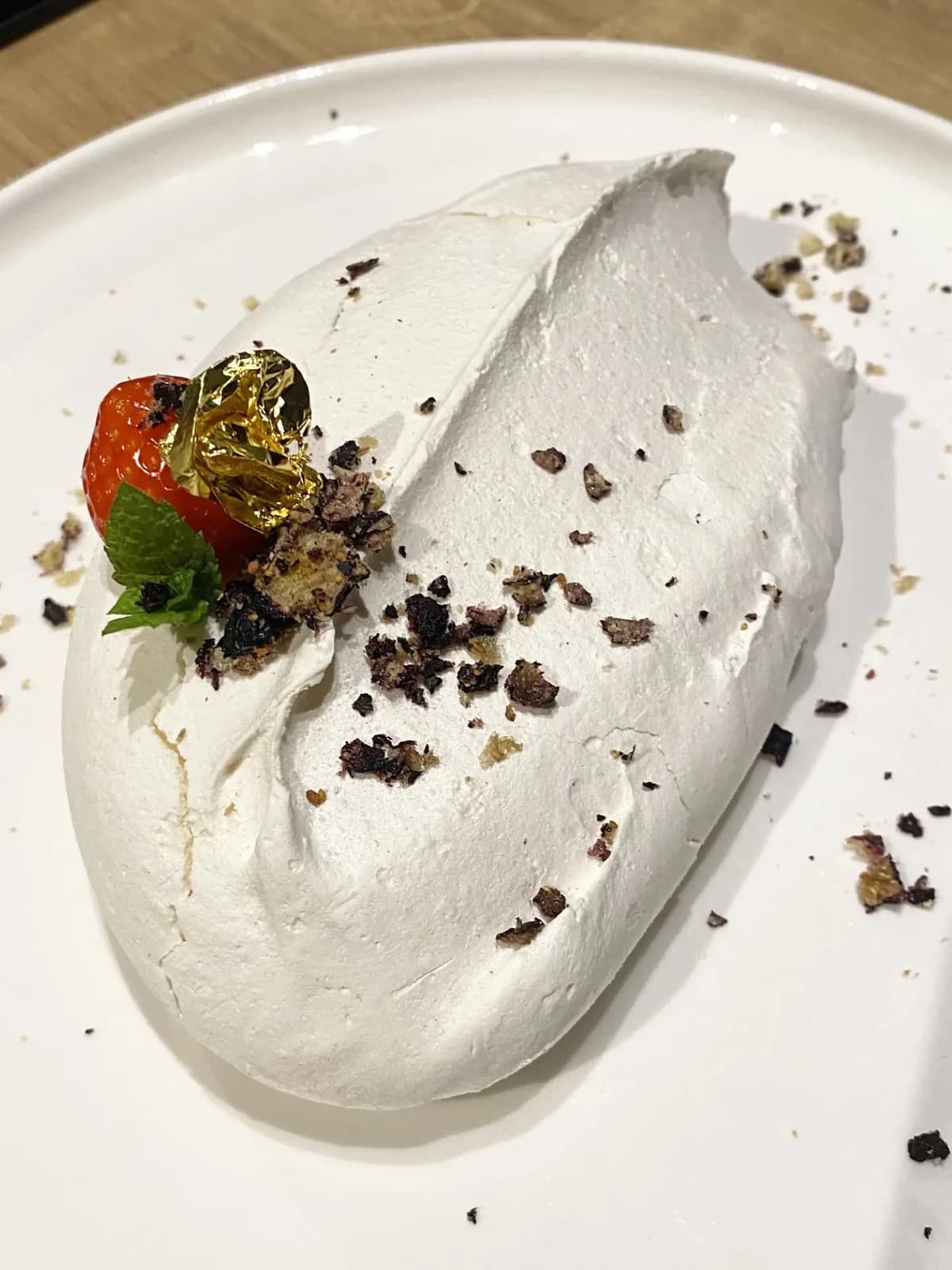 Un dessert meringué à la tomate, truffe et feuille d'or