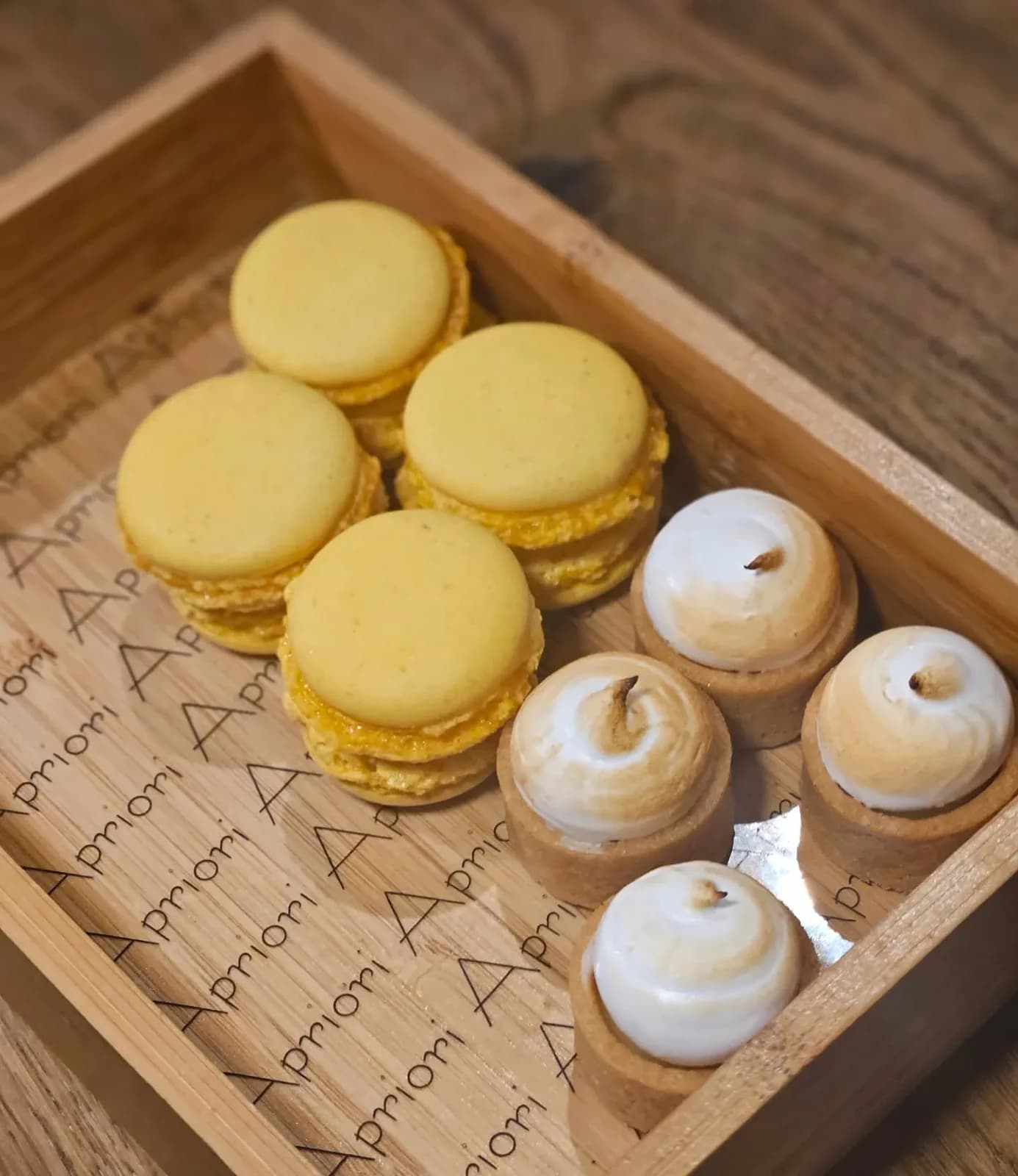 Macarons au citron et tartelettes meringuées en coffret bois