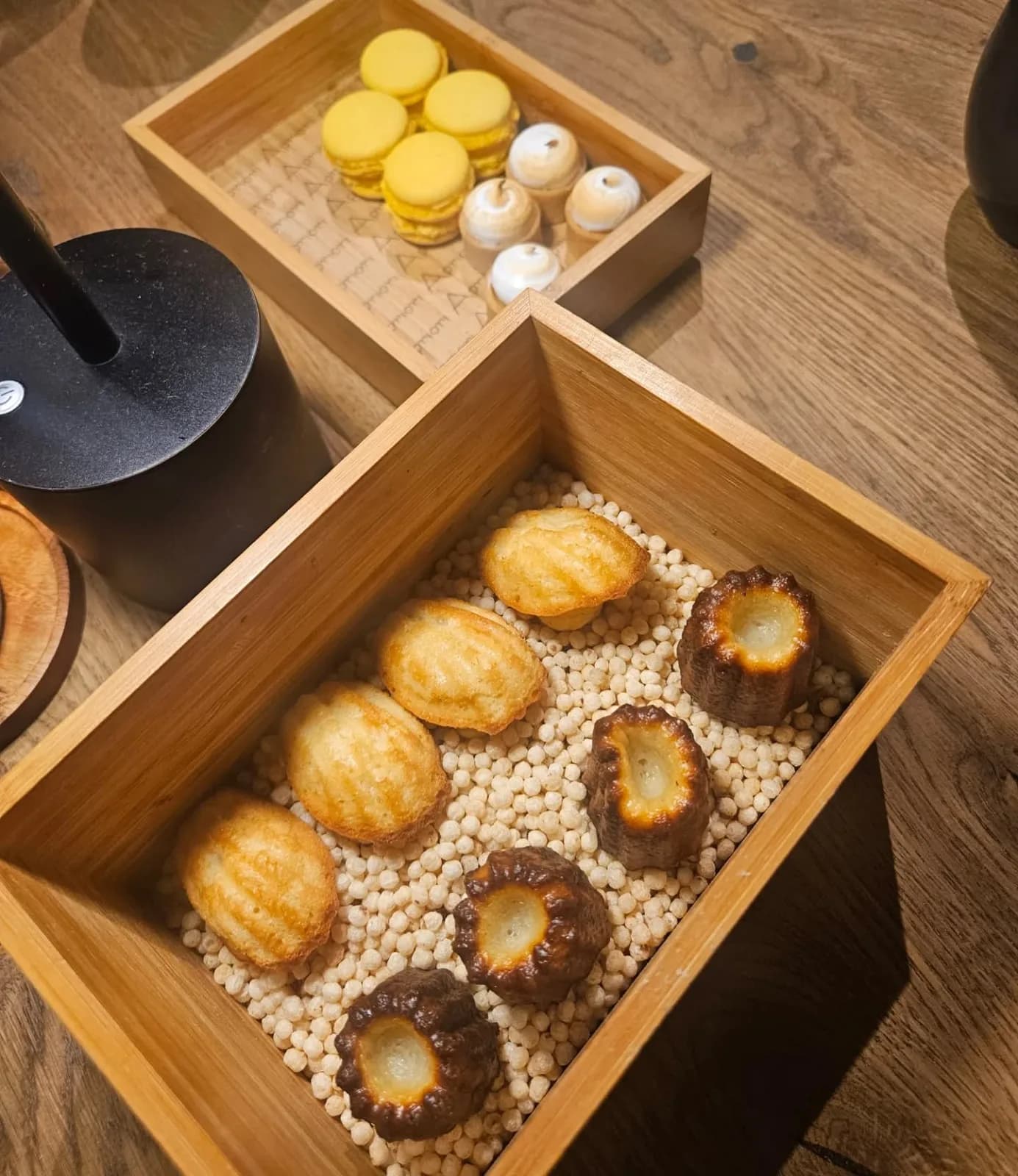 Madeleines, cannelés et macarons en coffrets bois