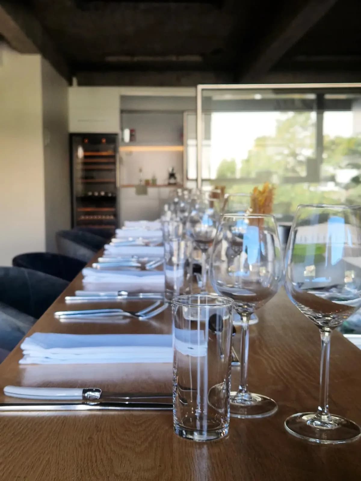 Une table dressée pour un dîner privé