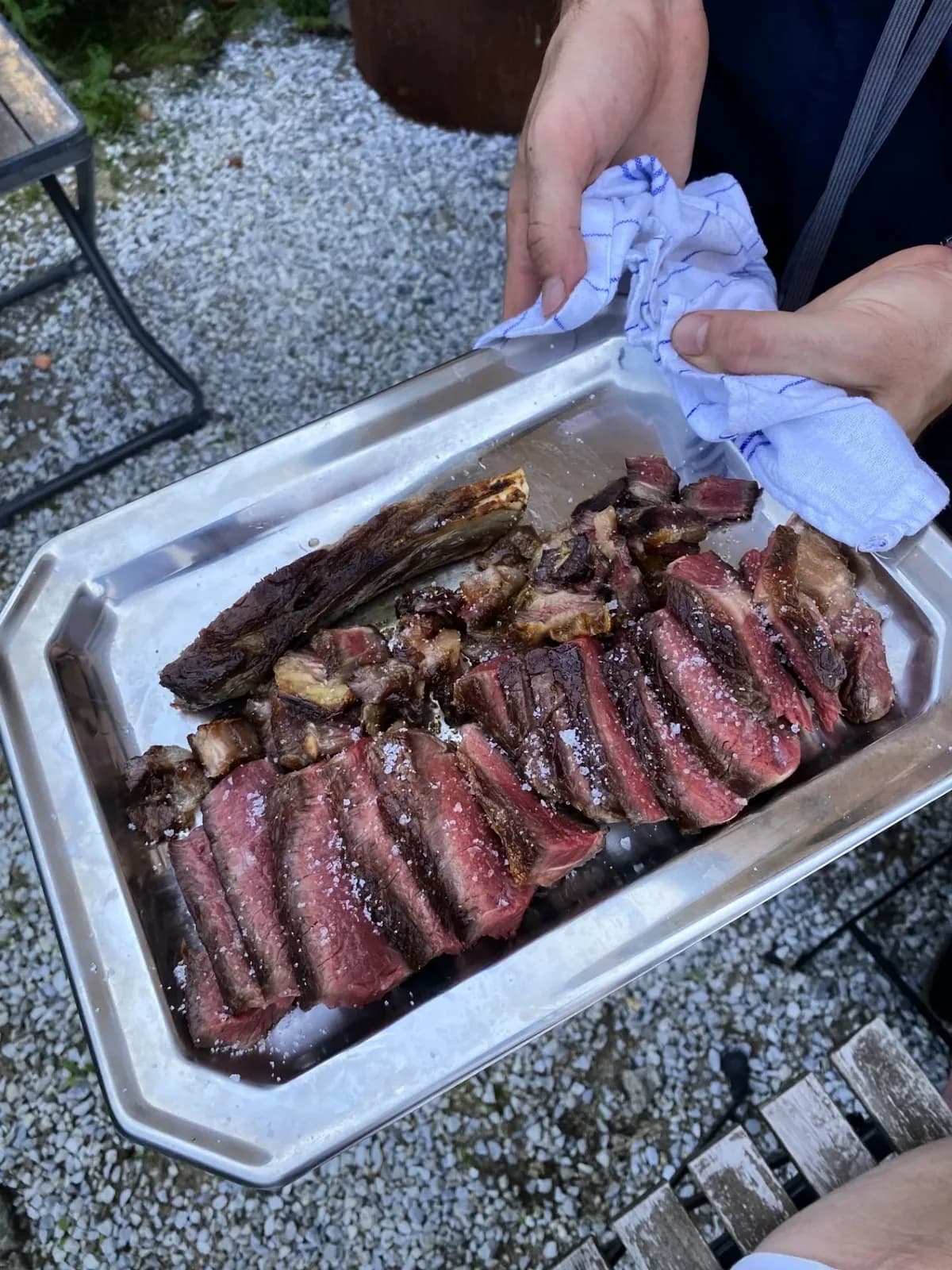 Bœuf grillé tranché, au repos dans un plat de service