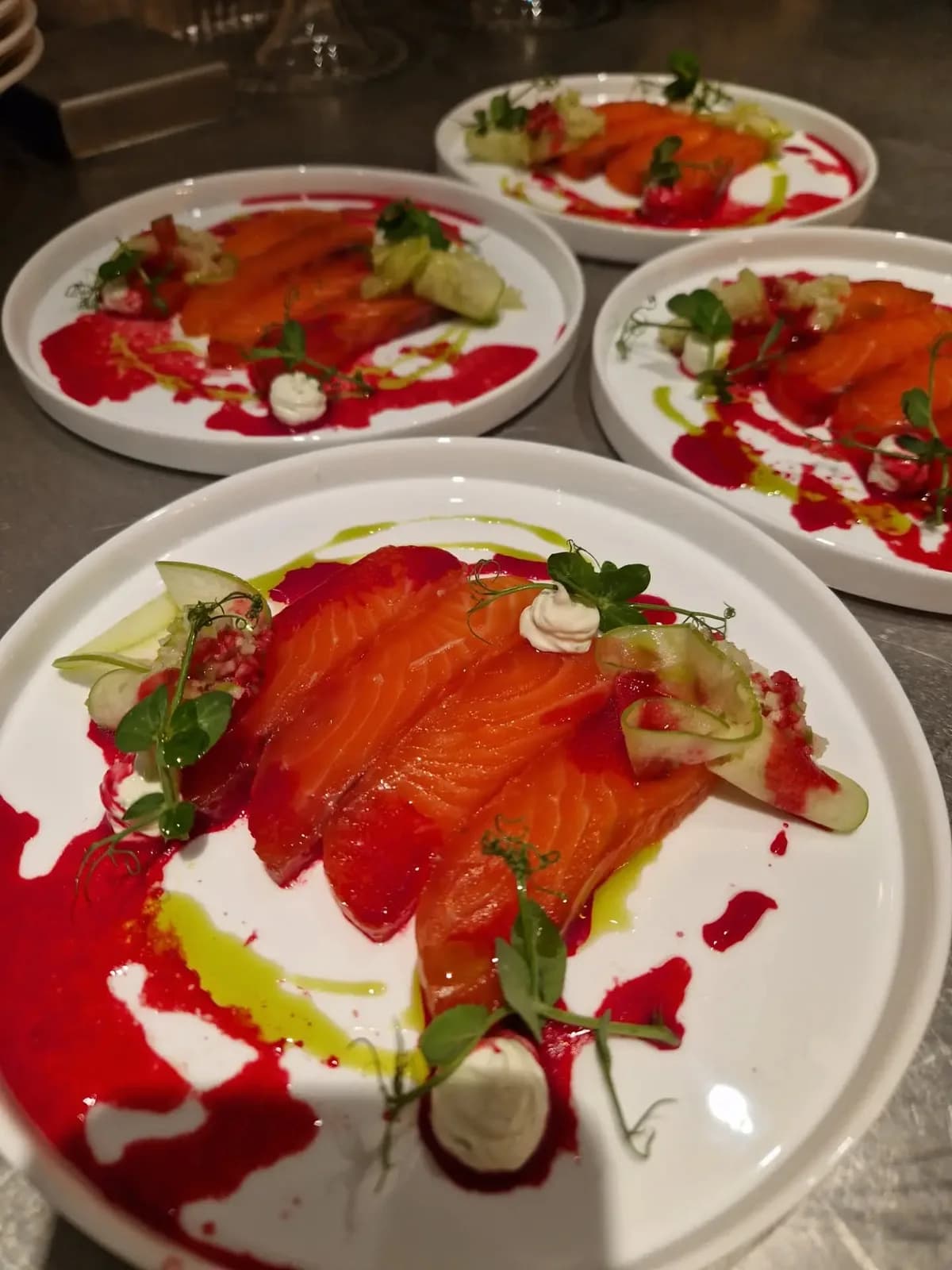 Saumon fumé dressé à la betterave, aux herbes et à l'huile d'olive