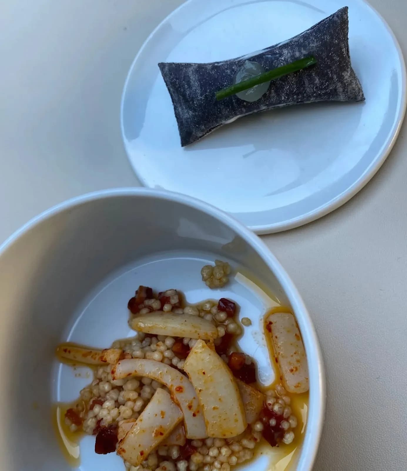 Un plat de calamar, poire et une papillote sombre