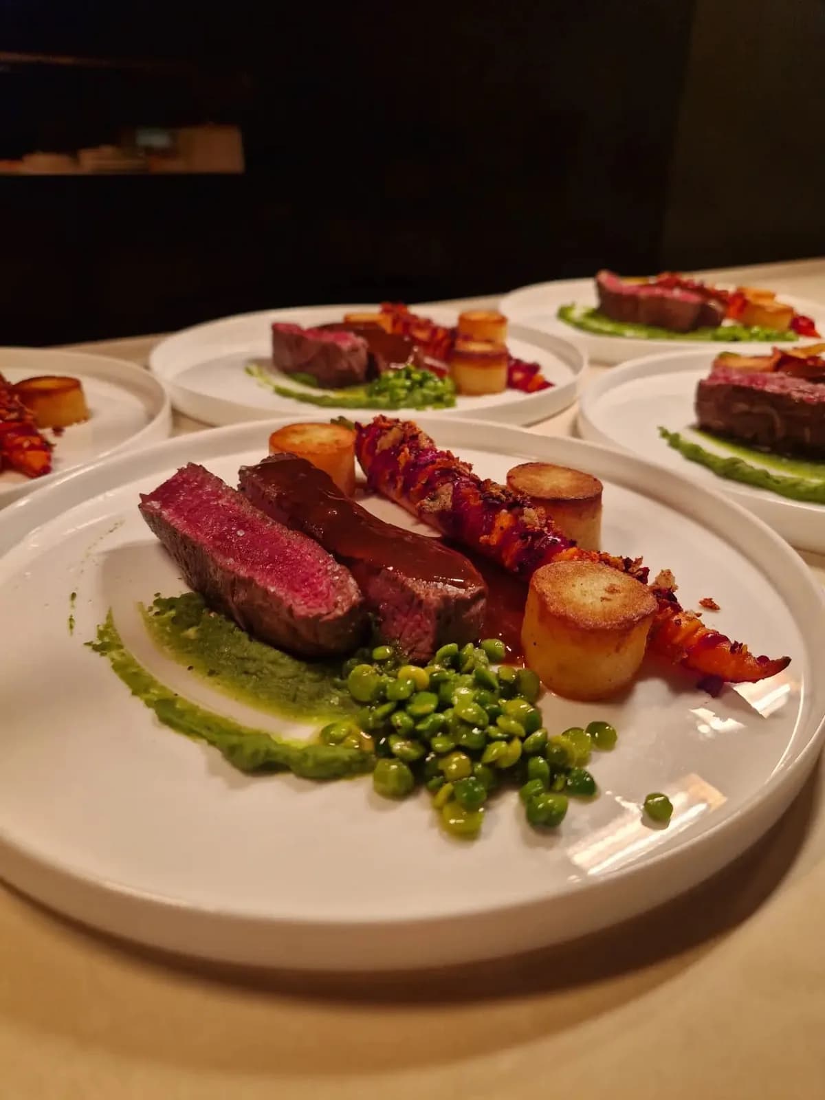 Bœuf, homard et Saint-Jacques, sauce aux petits pois et herbes