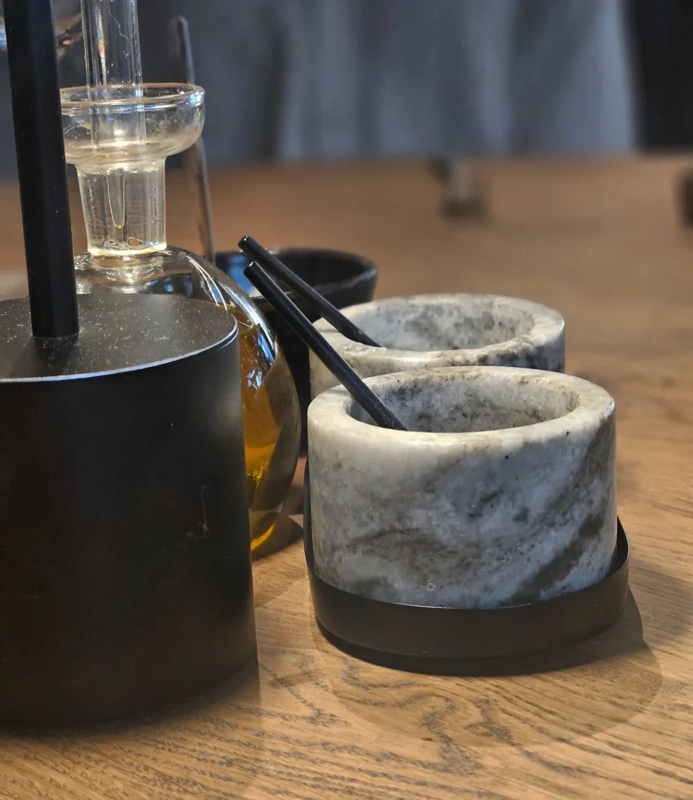 Une mise en place avec carafe et coupes en pierre