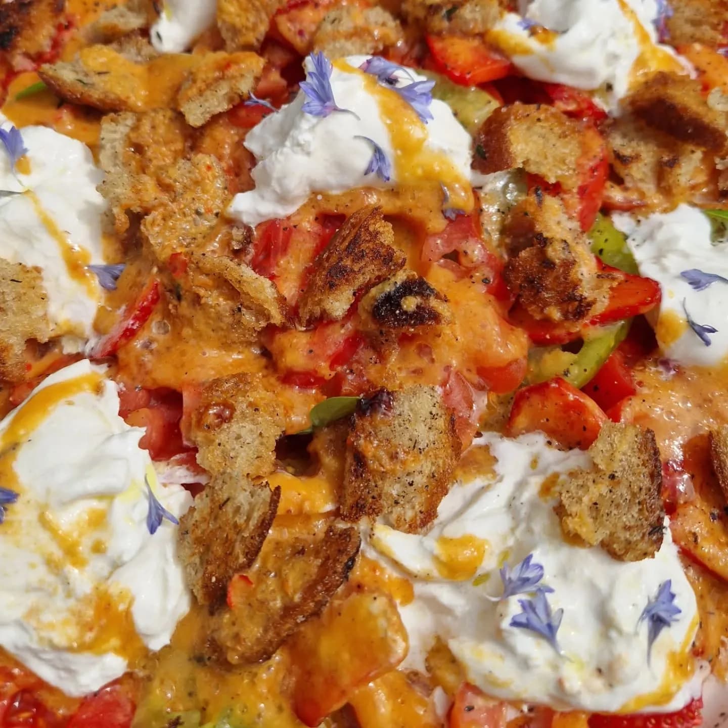 Tomate et burrata, croûtons et fleurs comestibles