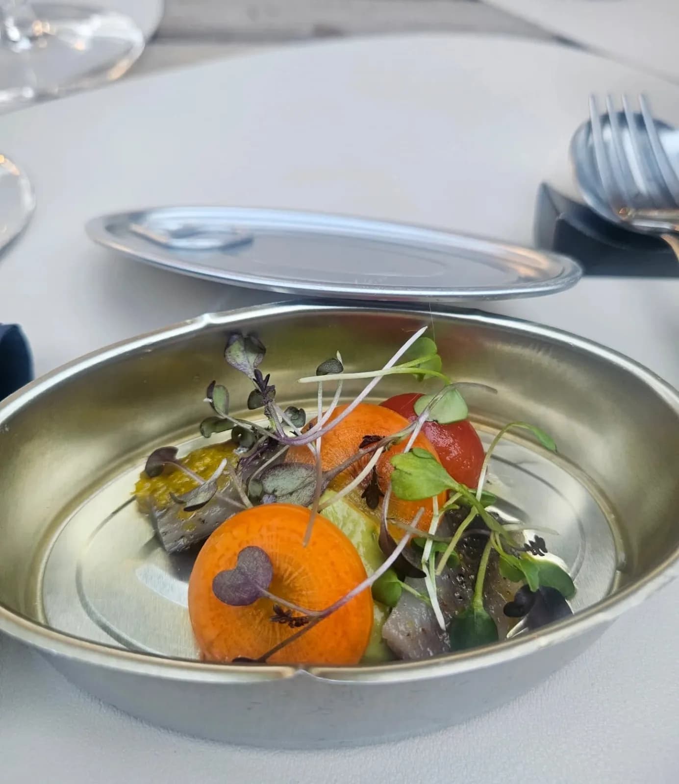 Un plat de légumes, carotte et micro-pousses sur argent
